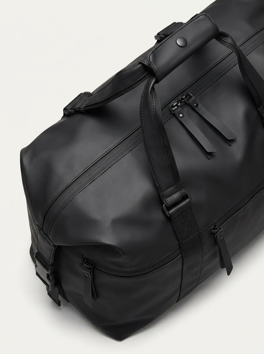 Holdall in water-resistant, wear-resistant fabric with reinforced stitching