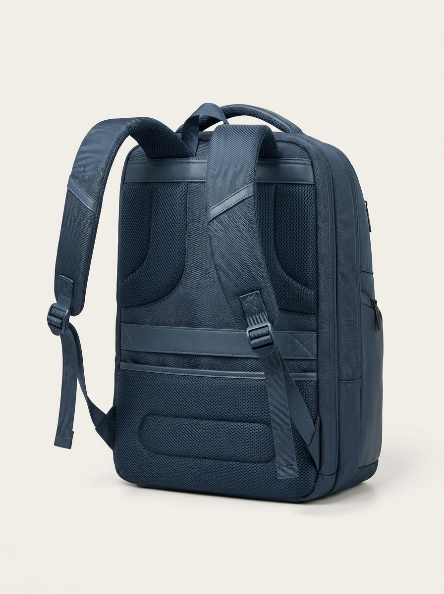 Deep 20-35L main space with polyester lining for clothes, tech and essentials