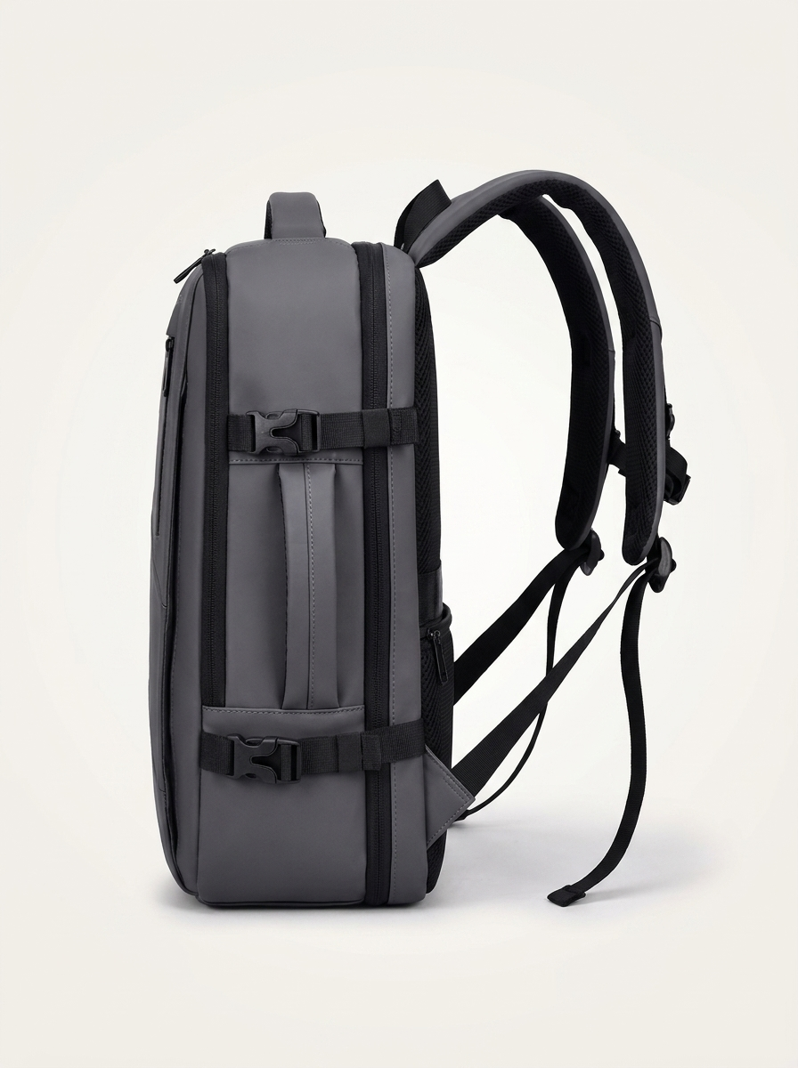 Roomy 20-35L main compartment with polyester lining for organised packing