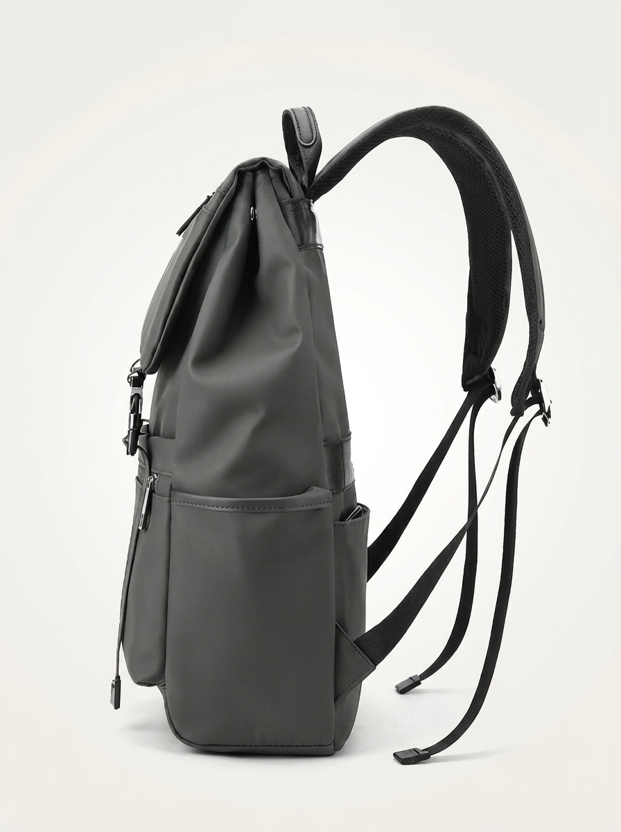 Ultra-light rucksack with under-20L profile that sits close to the back
